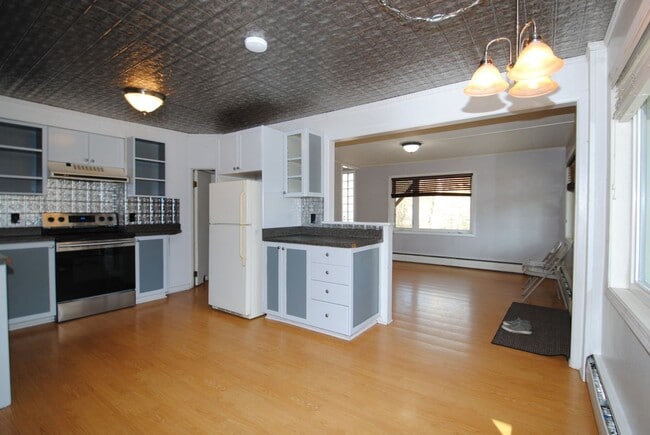 Photo - Spacious & centrally located 4 bed / 3 bath house FOR RENT