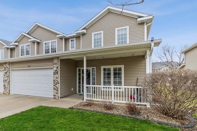 Building Photo - FOUNTAIN POINTE TOWNHOME!! 2 Bed, 2.5 Bath Townhome in Ankeny