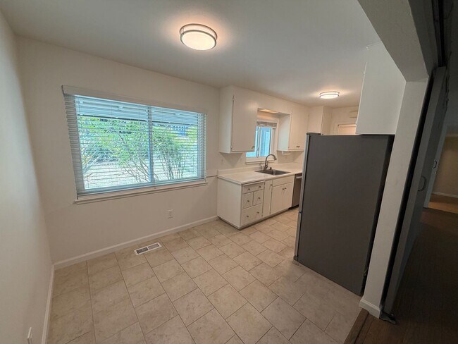 Photo - 3 Bed 2 Bath Duplex W/ Garage In Moraga