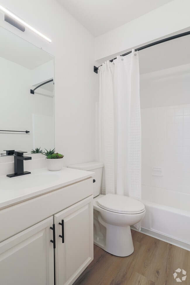 2 BR, 1 BA - The Agave - Bathroom
