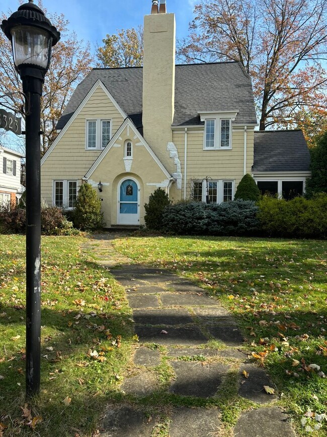 Building Photo - 4 Bedroom In Fernway Neighborhood Rental