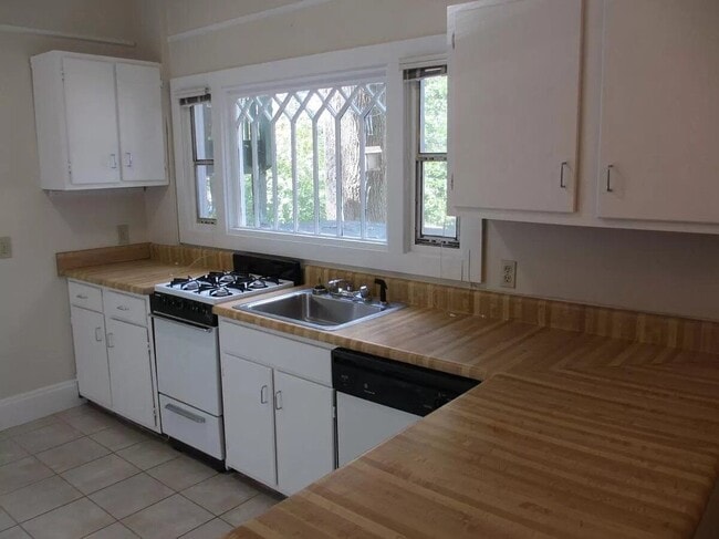 Building Photo - 852 Monroe Dr NE Unit 2