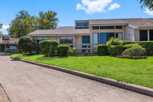 Photo - 49 April Point Dr N