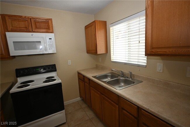 Building Photo - 320 N 16th St Unit 1 Rental
