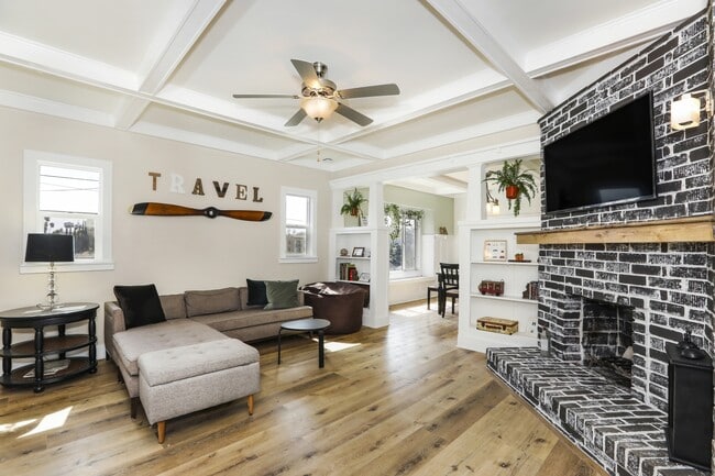 Photo - 3220 E 6th St