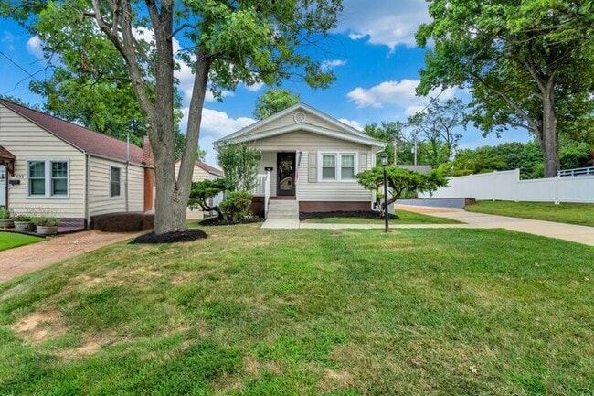 Building Photo - 631 Clover Ln