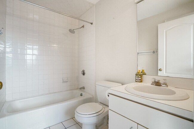 Photo - 546 Columbus Ave Unidad 12