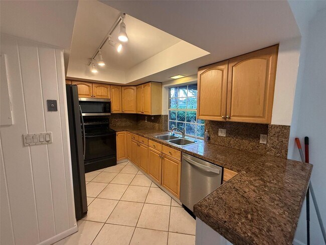 Photo - 619 Kensington Pl