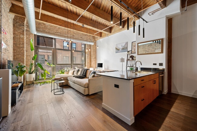 Photo - 1040 W Adams St