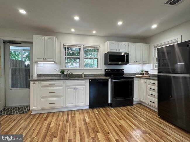 Photo - 411 Hampton Ct