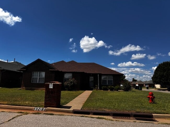 Photo - 3bed 2bath located in Mustang School District!