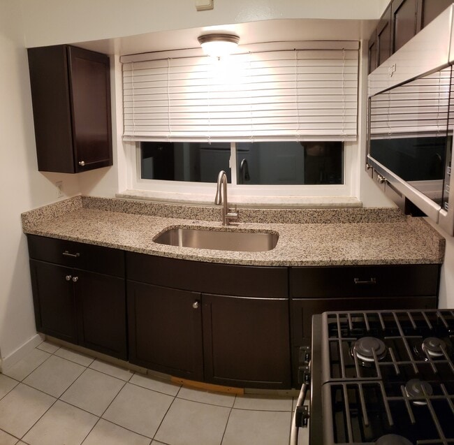 newly remodeled kitchen - 127 Stanton Ct W Unidad 127 Stanton Ct W