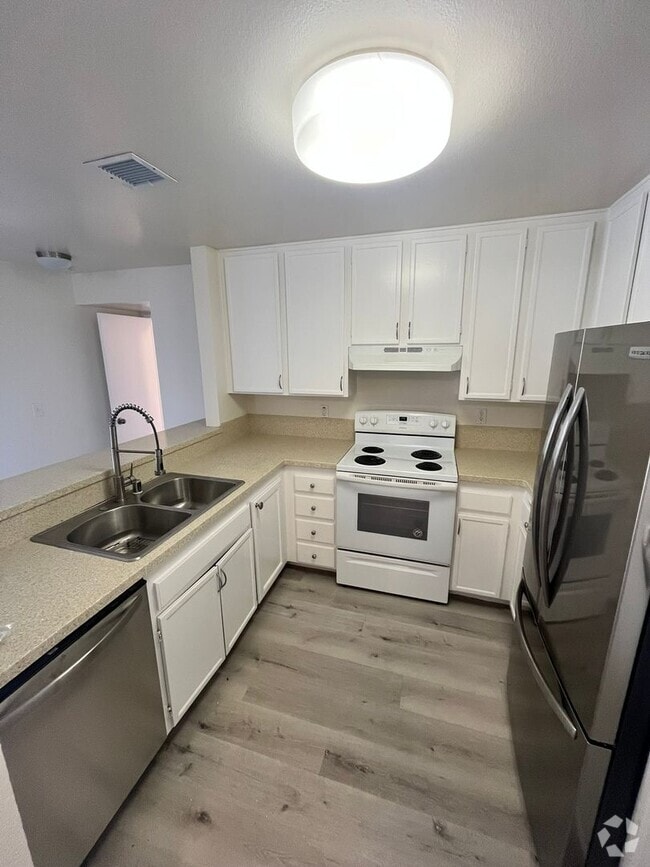 Building Photo - Move-In Ready 2-Bed Condo with Upgrades & ...