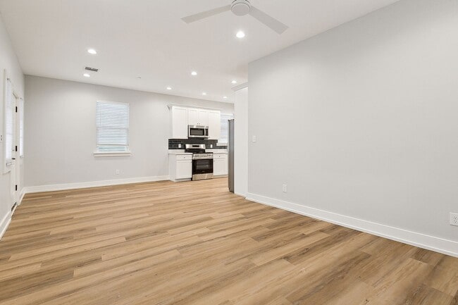 Photo - Spacious 3 Bedroom, 2 Bath Apartment with ... Unit 1A