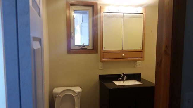 Baño - 240 S Healy Ave