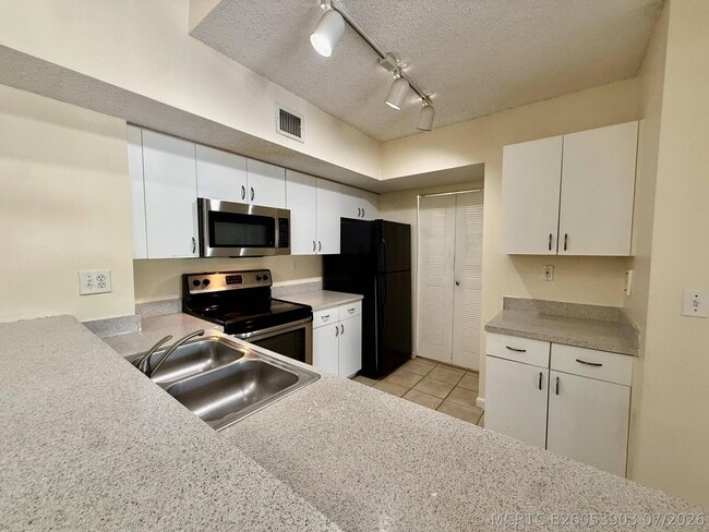 Building Photo - 3840 Lyons Rd Unit 305