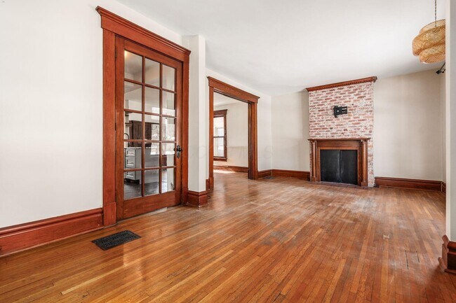 Photo - 415 W 5th Ave