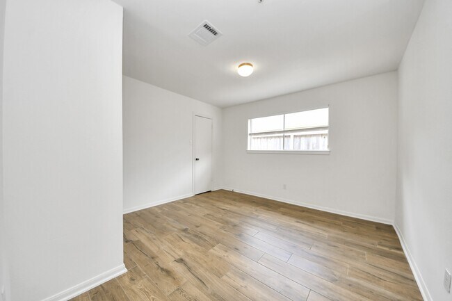 Photo - 8006 Oakington Dr