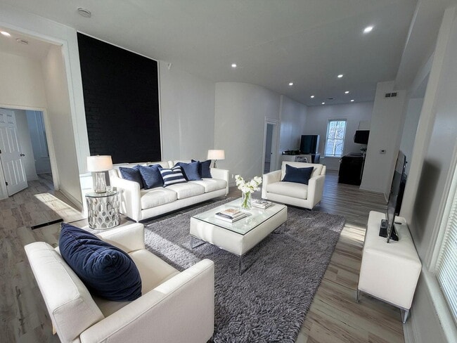 Photo - Newly Renovated 2-Bedroom with Soaring Ceilings & Bonus Reading Nook Unidad B