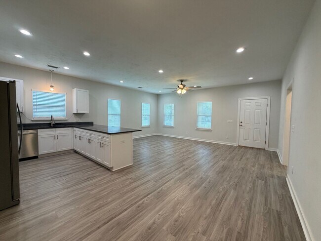 2040 Harriet Dr