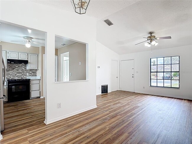 Photo - 115 Lindenwood Ln