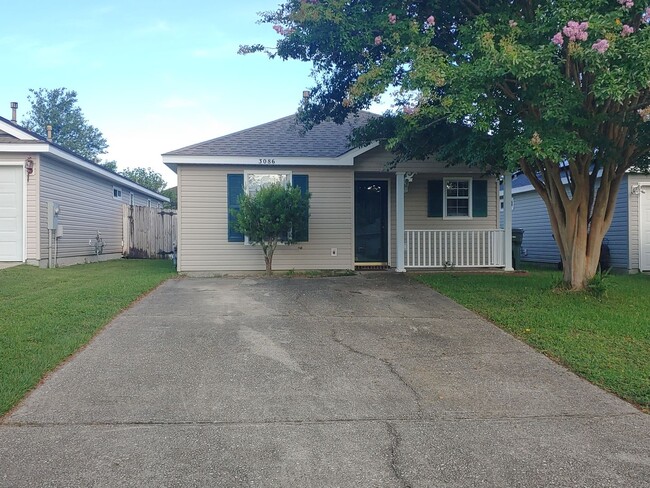 Building Photo - 2 BR/2BA with Bonus room and fenced yard.