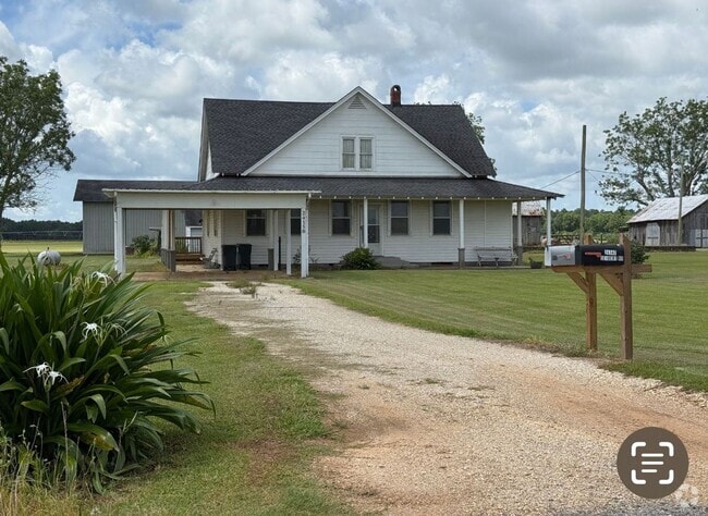 Building Photo - Charming Country Farmhouse in Elberta!