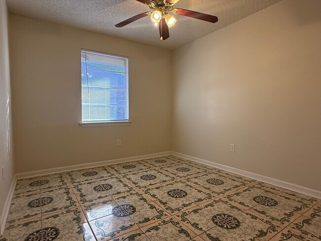 Photo - Charming 3 bedroom 1.5 Bathroom Located in...