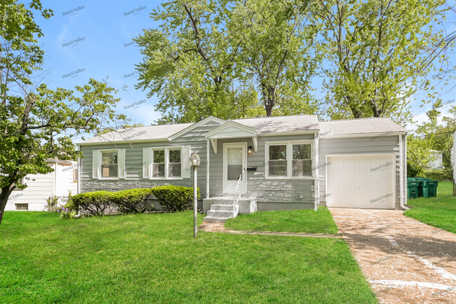 Photo - 1143 Roxton Dr House