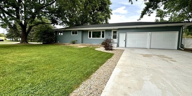 Building Photo - 6-8 months fully furnished 4-bedroom, 1.5 bathroom
