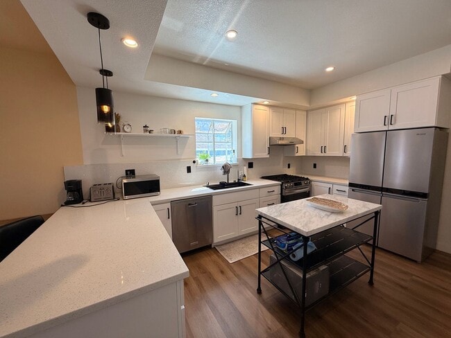 Building Photo - Charming furnished 1BR/1BA Room in Oakland.