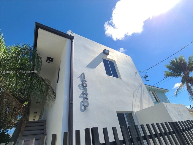 Building Photo - 1646 NW 1st Pl Unit 2