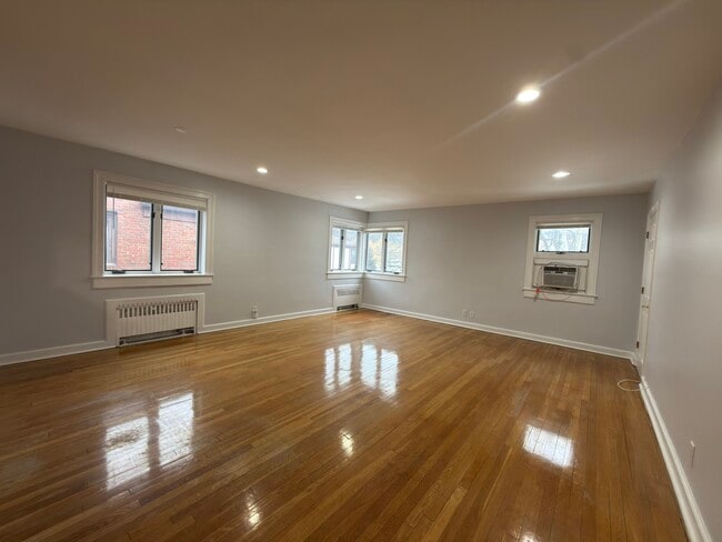 Spacious living room - 530 Broad Ave Unit 16