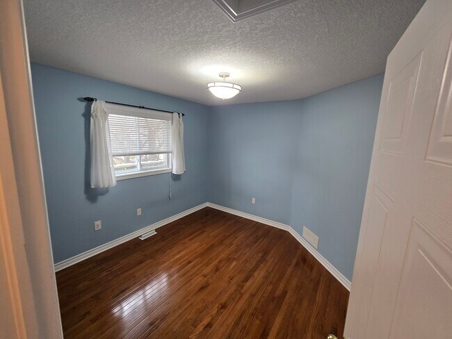 Photo - 863 Bushby Ct