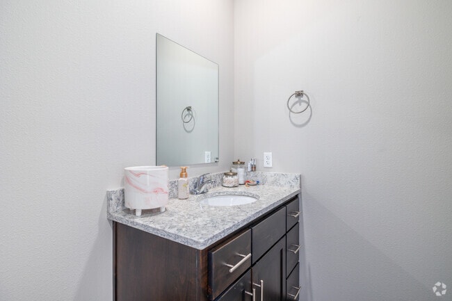 1BR, 1BA - 550SF - Bathroom
