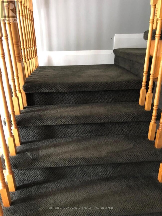 Photo - 135 Mowat Crescent
