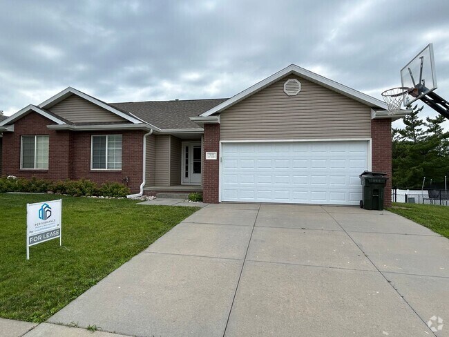 Building Photo - Beautiful Townhome in the popular Vavrina ...