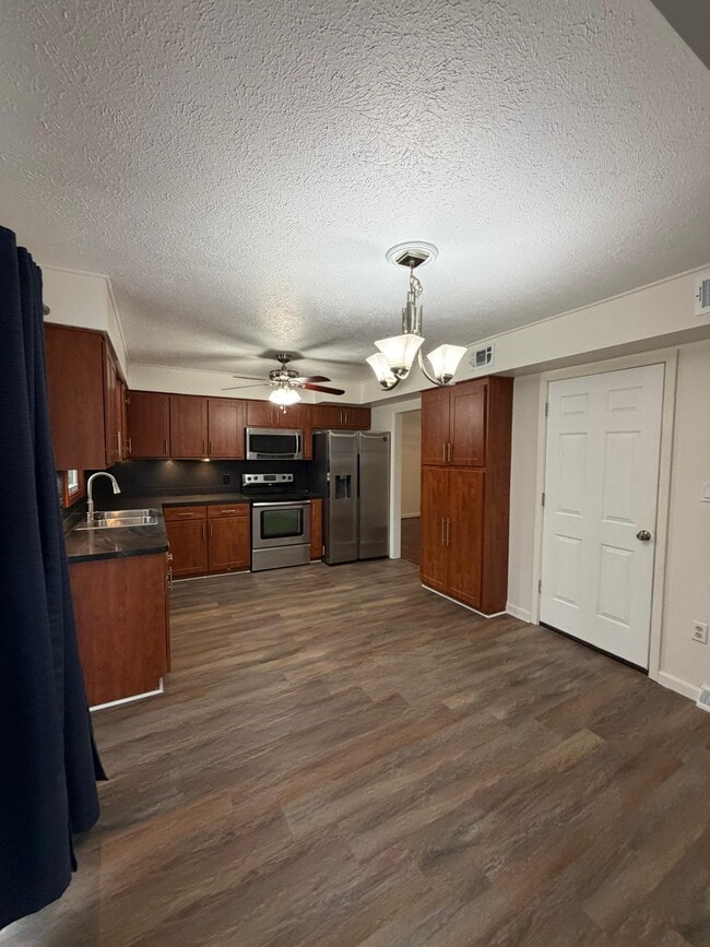 Photo - 777 Mannering Rd