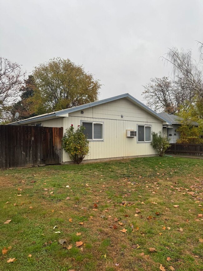 Building Photo - y90312 Unit 1