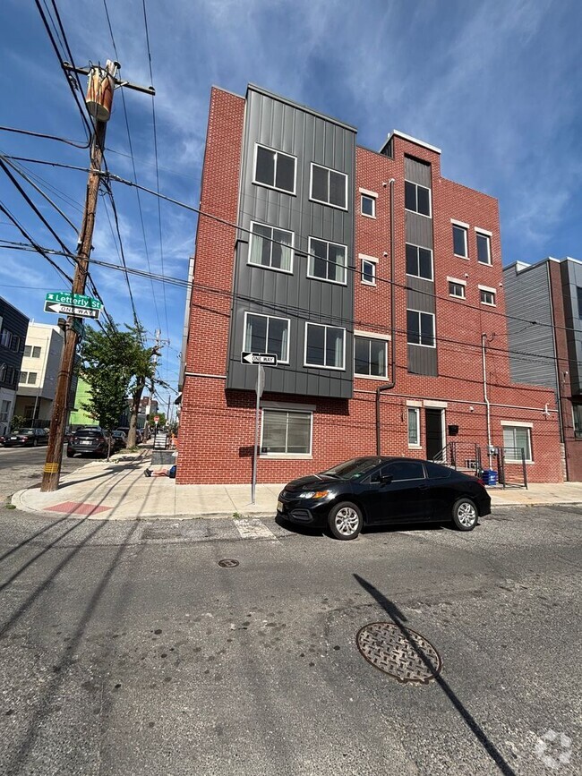 Building Photo - Gorgeous 4 Bedroom house with Three Roof-D...