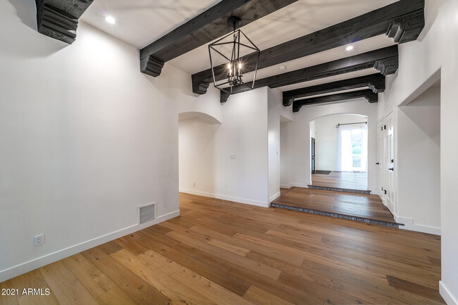 8672 N 64th Pl