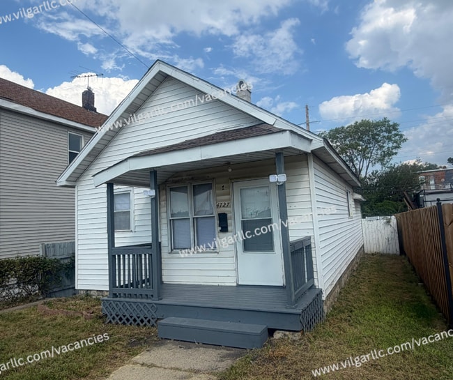 4727 Sheffield Ave