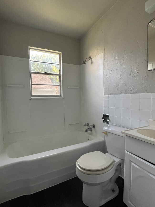 Photo - 2 Bedroom for Lease!!