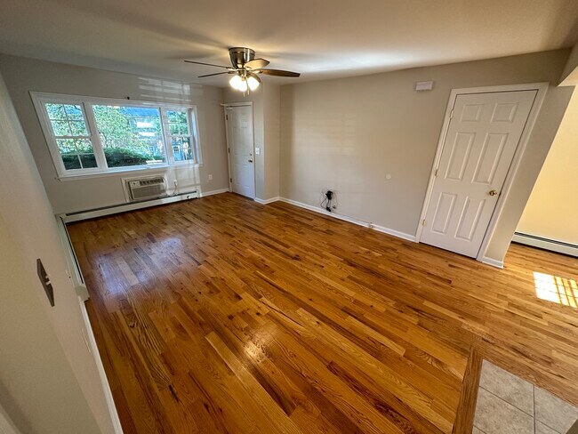 Living Room - 46 Wedgewood Dr Unidad 129