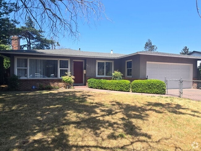 Building Photo - Cute Single Family Home with Large Bonus R...