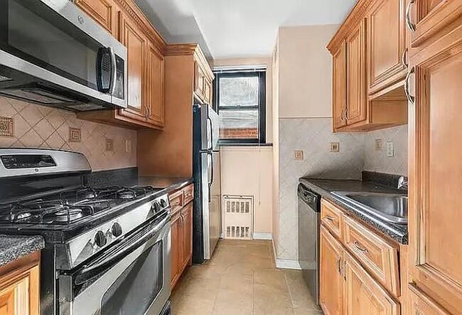 Photo - 1874 Pelham Pkwy S Condo