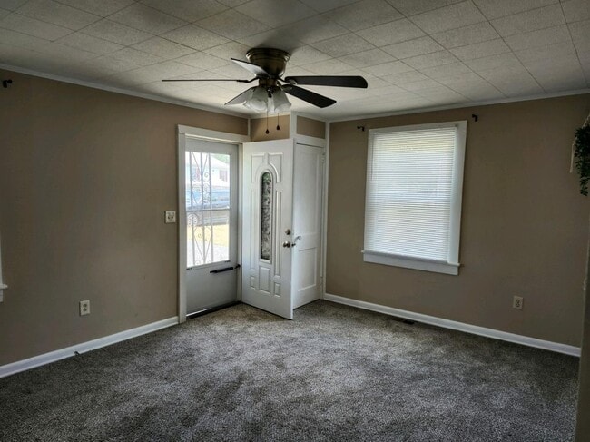 Building Photo - Cute two bedroom house in quiet neighborhood