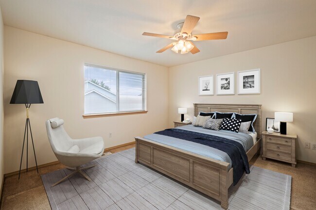 Relaxing master bedroom - 6816 152nd Street Ct E