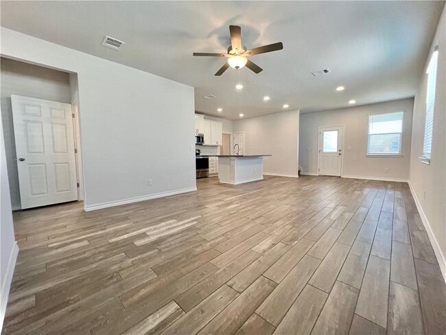 Photo - 704 Long Run