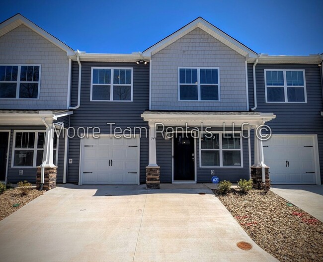 Building Photo - July Move-In Special - One Month Free - Ne... Rental